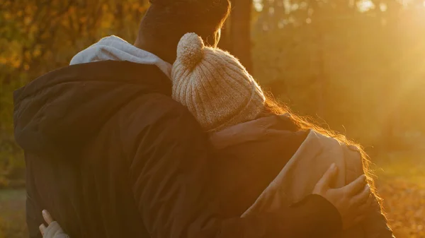Sonbahar Parkında Birbirine Aşık Genç Bir Çiftin Hoş Sohbetleri Keyifli — Stok fotoğraf