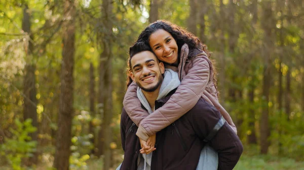 Junge Hispanische Glückliche Paar Verliebt Herbst Park Schöner Kerl Hält — Stockfoto