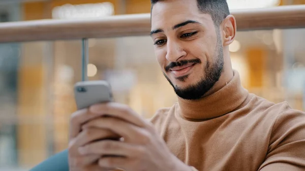 Close Jonge Arabische Man Met Telefoon Zoek Naar Scherm Smartphone — Stockfoto