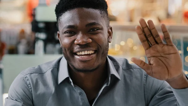 クローズアップ幸せな幸せなアフリカ系アメリカ人男性ビデオ通話で話すカメラを見て笑顔録画ビデオブログ明るい男性メンターコーチインターネットウェブカメラビューでオンライン会議通信をリード — ストック写真