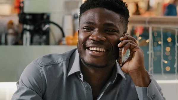 Close Jonge Gelukkig Afrikaans Amerikaanse Man Gesprek Telefoon Beantwoorden Vriendelijke — Stockfoto
