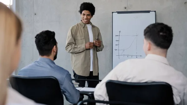 Joven Gerente Masculino Que Presenta Plan Proyecto Sus Colegas Reunión —  Fotos de Stock