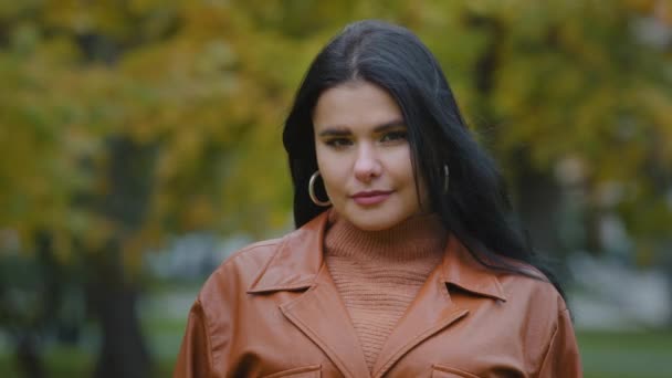 Kadın Portresi Yakın Plan Çekici Aşırı Kilolu Spanyol Kadın Sonbahar — Stok video