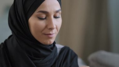 Müslüman İslami kadın tesettüre bağlı ağrı kesicilerden antibiyotik kullanıyor. Antidepresan içiyor, kadın hasta, sağlıklı hissetmek için temiz maden suyu kullanıyor.