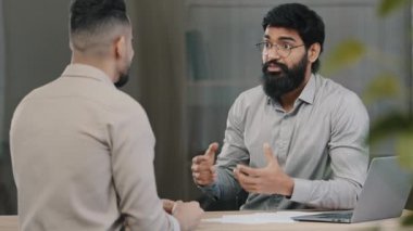 İki çok ırklı Arap iş arkadaşı iş adamı müzakere sonucundan memnun olan ortak projeyi kabul ederek ofis toplantısında beşli ortaklık kurdular.