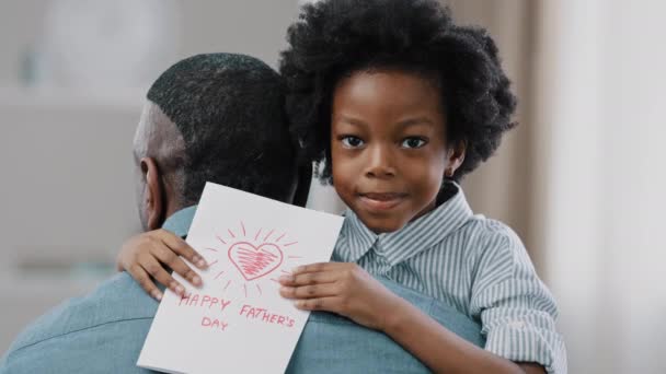 Close Bonito Sorridente Criança Menina Abraçando Pai Parabenizando Com Férias — Vídeo de Stock