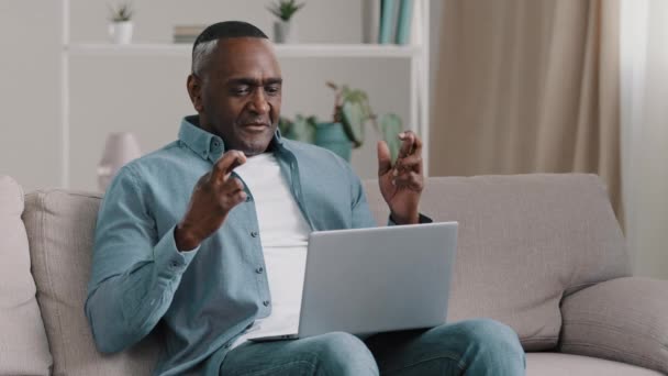 Mature African American Stând Acasă Uitându Ecranul Laptopului Speranță Încrucișate — Videoclip de stoc