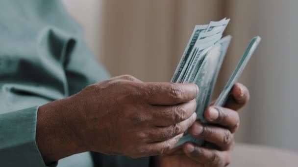 在屋里数钱的非洲裔美国男人的近照 无法辨认的老年男子在家中计算现金财政储蓄家庭预算养恤金付款高收入贷款 — 图库视频影像