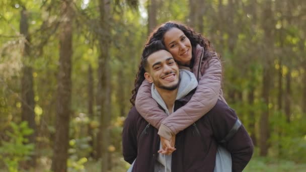 Молода Іспаномовна Щаслива Пара Закохана Осінній Парк Гарний Хлопець Тримає — стокове відео