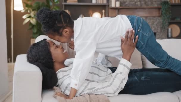 Liefdevolle Afrikaanse Amerikaanse Moeder Liggend Bank Thuis Met Kleine Dochter — Stockvideo