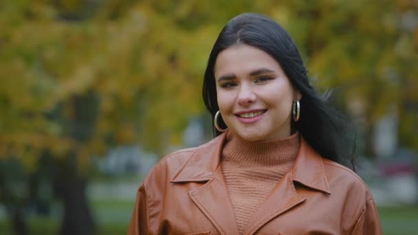 Kadın Portresi Oldukça Kilolu Dışarıda Duran Güzel Kendine Güvenen Spanyol — Stok video
