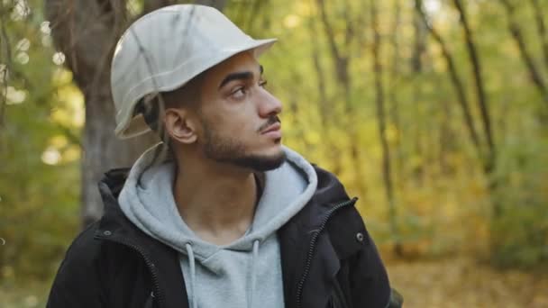 Joven Ingeniero Forestal Indio Orgulloso Camina Por Bosque Inspecciona Intensamente — Vídeos de Stock