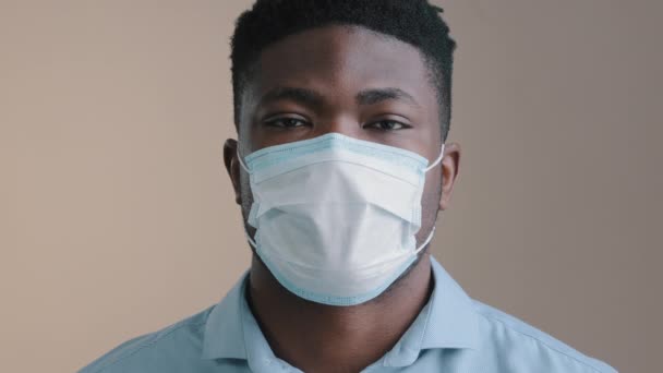 アフリカの男性ビジネス人アメリカの男性大人のゲイの上司の労働者は 医療面マスク安全マスクマスク呼吸器を身に着けているウイルスのブドウ感染症のインフルエンザの症状の広がりを防ぐ屋内隔離社会的距離を保つ — ストック動画