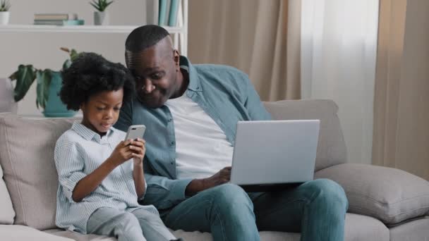 Szczęśliwy Afryki Amerykańskiej Rodziny Relaks Kanapie Domu Człowiek Pisząc Laptopie — Wideo stockowe