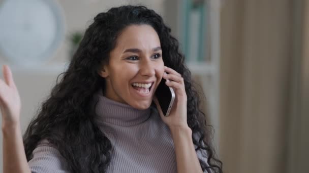漂亮的阿拉伯微笑的姑娘用手机聊天喜欢用无线电话聊天 说闲话震惊快乐快乐的千禧年女人高兴听到好消息积极的反馈为成功的交易感到高兴 — 图库视频影像