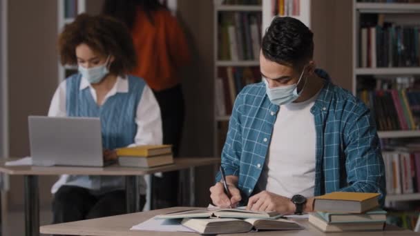 Estudiantes Estudian Biblioteca Enfocado Joven Indio Inteligente Máscara Protectora Sienta — Vídeo de stock