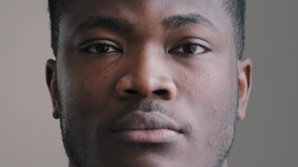 Afro Amerikan Erkeğinin Yakından Çekilmiş Portresi Heteroseksüel Yüzü Ciddi Konsantre — Stok video