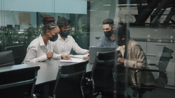 Divers Professionnels Multiethniques Travailleurs Équipe Affaires Dans Les Masques Médicaux — Video