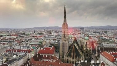 Viyana şehri, Avusturya başkentinin hava aracıyla tarihi mimari binaları, Stephan Gotik kilise katedrali, turistik kubbe manzarasını çok güzel görüyor.