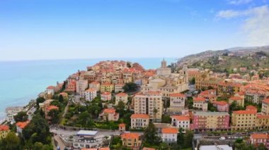 Liguria bölgesinin batı kesimindeki Porto Maurizio köyünün uçan insansız hava aracı görüntüsü. İtalya 'nın eski antik kıyı şeridi güzel tepe bölgesi. San Maurizio Katedrali yaz sezonu.