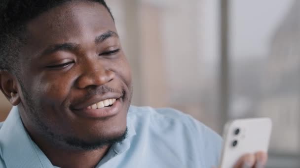 Uśmiechnięty Szczęśliwy Afrykanin Człowiek Biznesmen Doradca Amerykański Brunet Facet Ekspert — Wideo stockowe