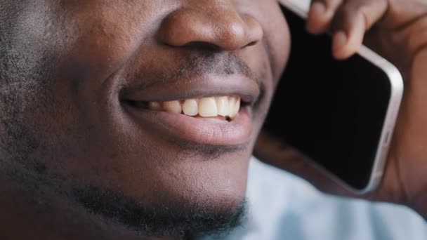 Крупним Планом Невпізнаваний Чоловік Обличчям Афроамериканця Молодого Хлопця Бізнесмена Розмовляти — стокове відео