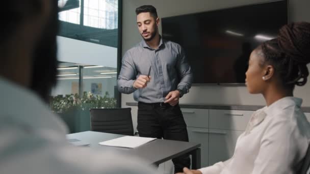 Líder Masculino Indio Árabe Negociando Con Inversores Del Grupo Empresarial — Vídeo de stock