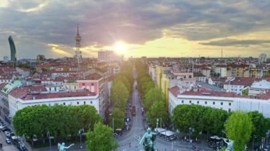 Milano şehri hava manzaralı, güneşli, güneşli şehir plazası Arco della tempolu, klasik kemerli anıt inşaatı İtalyan tarihi, yuvarlak park alanında yer almaktadır.