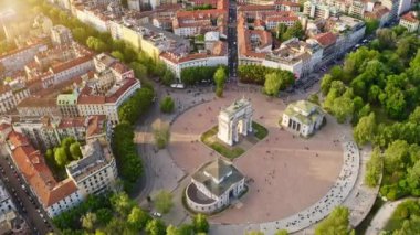 Arco della tempo Milano Lombardia İmparatorluk Anıtı, İtalya 'nın tarihi anıtı güneşli bir günde şehir meydanının üzerinde havadan çekilmiş İHA uçuşu görüntüsü.