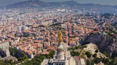 Marsilya limanının manzarası Avrupa turistik şehir manzarası güney Fransa 'da güzel katolik katedral tapınağı Notre-Dame de la Garde bazilikası yukarıdan görülebilen altın heykeli