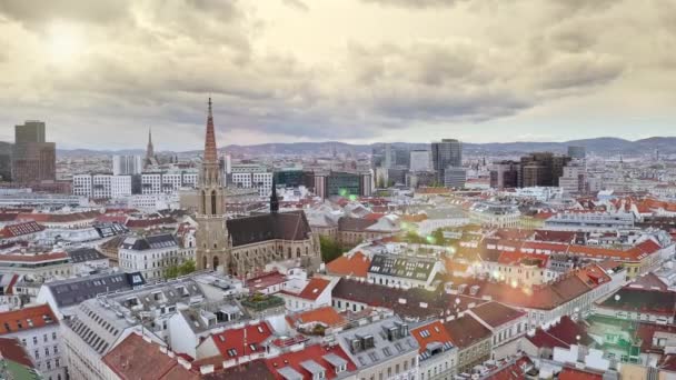 歴史的な地方自治体の首都ウィーンの飛行ドローンからの空中映像を見る赤い屋根のバロック様式の建築カトリック教会大聖堂のウィーンシュテファン広場 — ストック動画