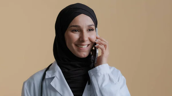 Arabo Musulmano Giovane Chirurgo Donna Praticante Indossare Cappotto Medico Tradizionale — Foto Stock