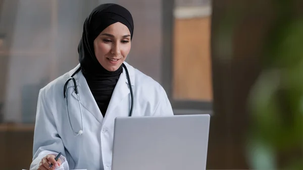 Arabische Therapeutin Doktor Tragen Hijab Weißen Mantel Ruft Entfernte Patientin — Stockfoto