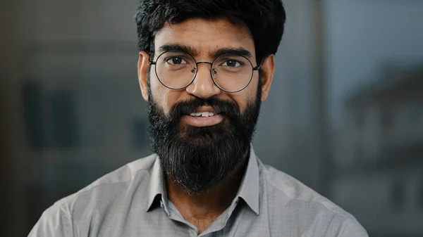 Jovem Hispânico Bonito Barbudo Homem Sorrindo Olhando Para Câmera Retrato — Fotografia de Stock