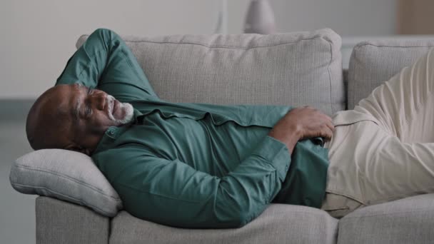 Feliz Relaxado Afro Americano Sonhando Homem Descansar Sofá Casa Desfrutar — Vídeo de Stock
