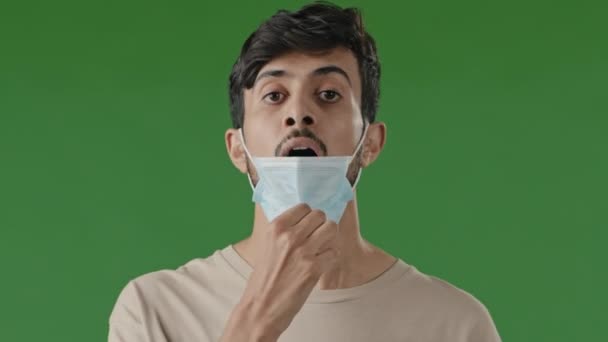 Utmattad Arabiska Brunett Man Indian Latinamerikansk Kille Står Isolerad Grön — Stockvideo