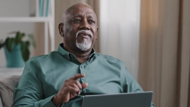 Πορτρέτο Παλιό Ώριμο Αφρικής Σκεπτικός Πολυάσχολος Άνθρωπος Επιχειρηματίας Φορητό Υπολογιστή — Αρχείο Βίντεο