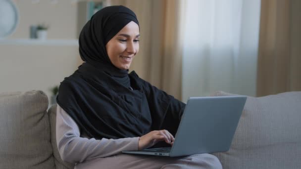 Mujer Árabe Feliz Musulmán Joven Mujer Freelancer Creador Hijab Sentarse — Vídeos de Stock