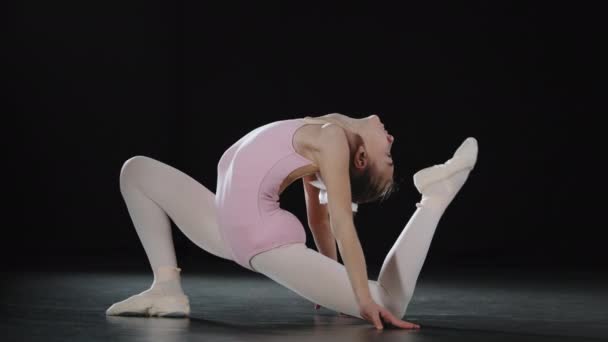 青少年女子芭蕾舞演员青少年体操杂技演员做背弯姿势舞蹈部分伸展运动儿童女子柔软舞练习体操在地板弯曲身体上的姿势 — 图库视频影像