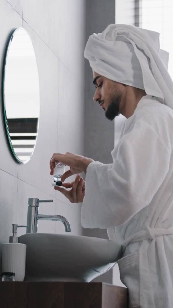 Bonito Árabe Idiano Barbudo Homem Roupão Banho Com Toalha Cabeça — Vídeo de Stock