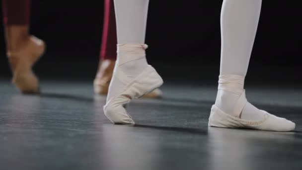 Oigenkännlig Student Ballerina Upprepar Rörelser Efter Lärare Spinn Fot Två — Stockvideo