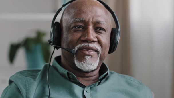 Kamera Internetowa Widok Dojrzały Afrykański Mężczyzna Słuchawki Zdalny Nauczyciel Biznesu — Wideo stockowe