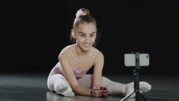 Dziewczyna Nastolatek Dziecko Baletnica Acrobat Gimnastyczka Siedzi Podłodze Patrząc Kamery — Wideo stockowe