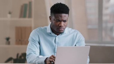 Öfkeli adam, Afro-Amerikan erkeği, erkek patron, memnun olmayan, bilgisayar sistemi ile sorunu olan, başarısız iş anlaşmasına karşı öfkesini hisseden, internet, kötü haber verilerini okuyamıyor.