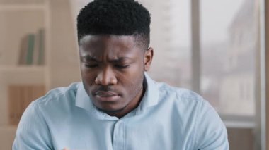 Afrikalı genç adam sürpriz bir şekilde cep telefonundan iyi bir mesaj aldı çevrimiçi bahis kazandı cep telefonu seviyesini geçtiği için sevindi Amerikalı erkek iş adamı şok oldu evet evet jest başarıyı kutladı internet zaferi