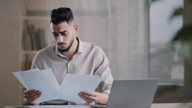 Çaresiz, stresli, Arap iş adamı, İspanyol muhasebeci, borç belgesi analistleri hata buldu. Delikanlı, motivasyon için para ikramiyesi alıyor.