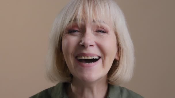 Portrait Smiling Caucasian Mature Grey Haired Funny Woman Laughing Indoors — Stock Video