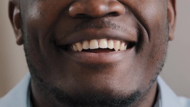 極端なクローズアップ幸せな男性笑顔顔アフリカ系アメリカ人若いです男ポジティブ男性モデルエスニック男笑顔おもちゃとともに白い健康的な歯の広告後に胃治療歯科手順 — ストック動画