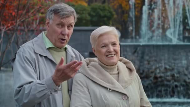在秋天的公园里 夫妻二人在一起散步 共度了一段感情丰富的时光 丈夫和妻子在户外散步 谈情说爱 谈情说爱 — 图库视频影像