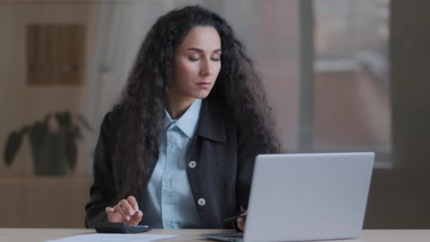 Geconcentreerde Vrouwelijke Arabisch Zakenvrouw Multitasking Werknemer Accountant Berekenen Kosten Creditsaldo — Stockvideo